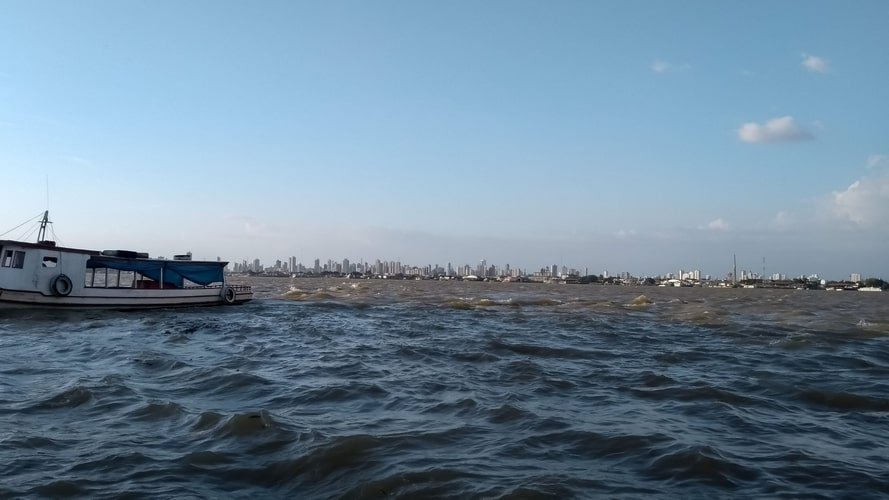 Conheça as palafitas coloridas pelos grafites da Ilha do Combu e seus sabores como o Chocolate Orgânico Amazônico.